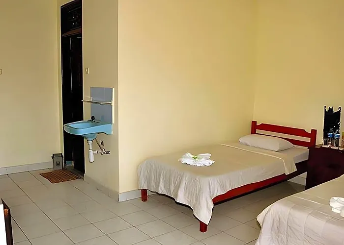 Oyo 3244 Grand Chandra Hotel 2*